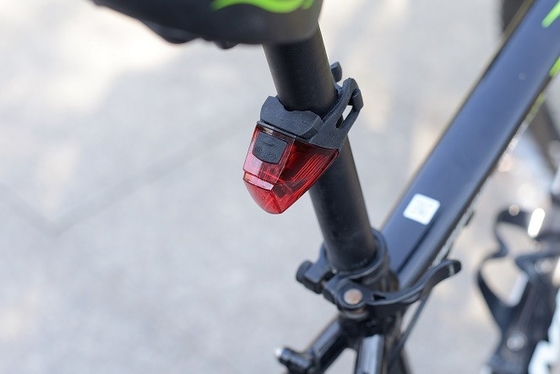 USB Rechargeable Rear Red Light Sepeda Baterai Lithium 10lm Tidak Sensitif Getaran